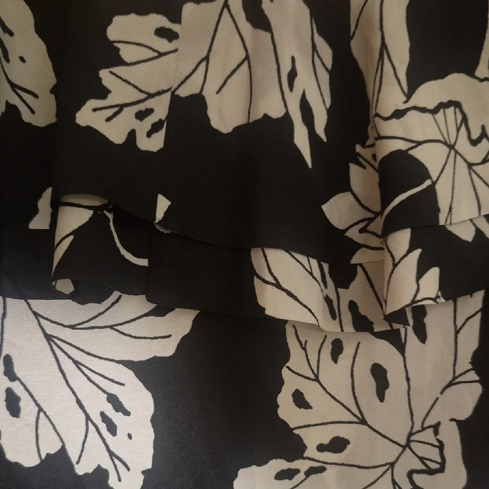 Banana Republic Black and White Floral Top - Picture 5 of 7